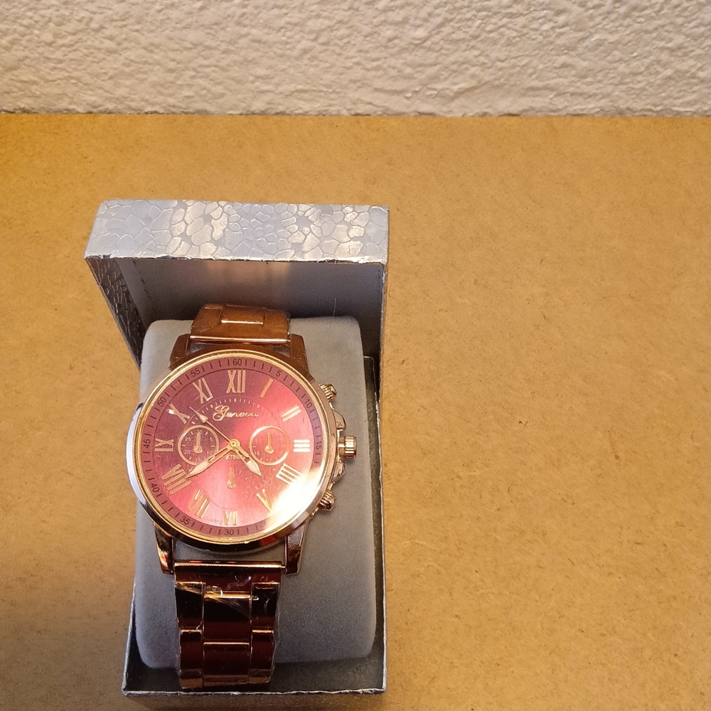Luxurious Rose Gold Men's Watch with Pink Dial